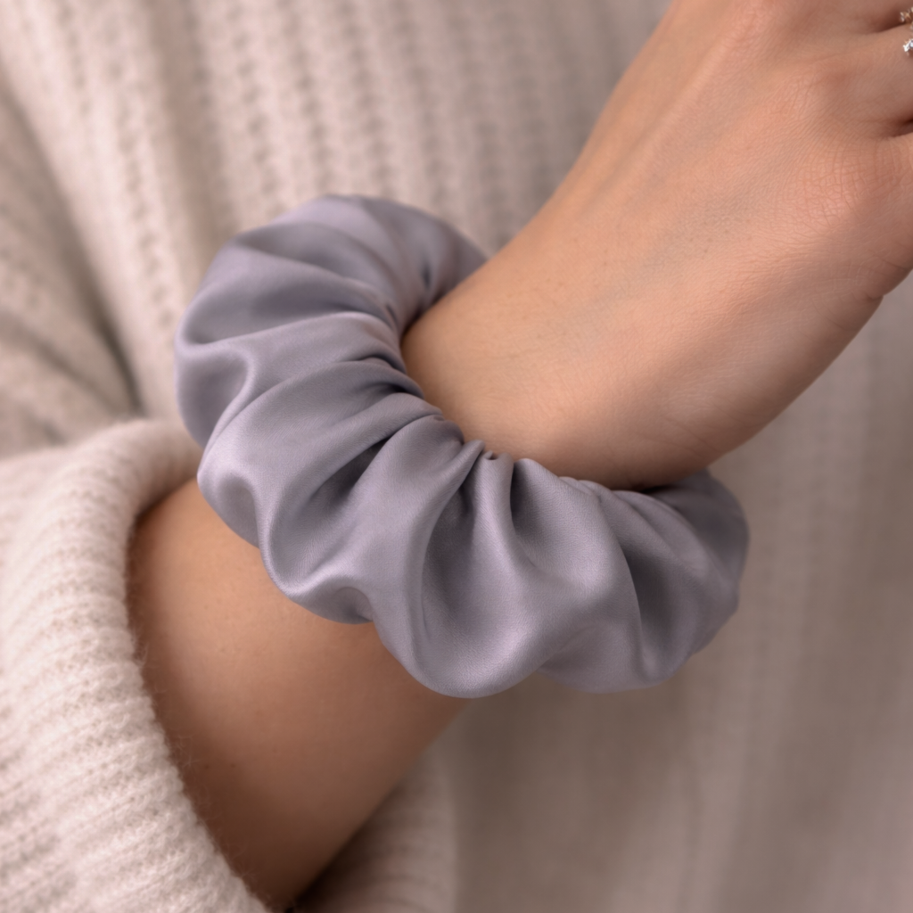 Scrunchie saténová gumička SINOA světle šedá4